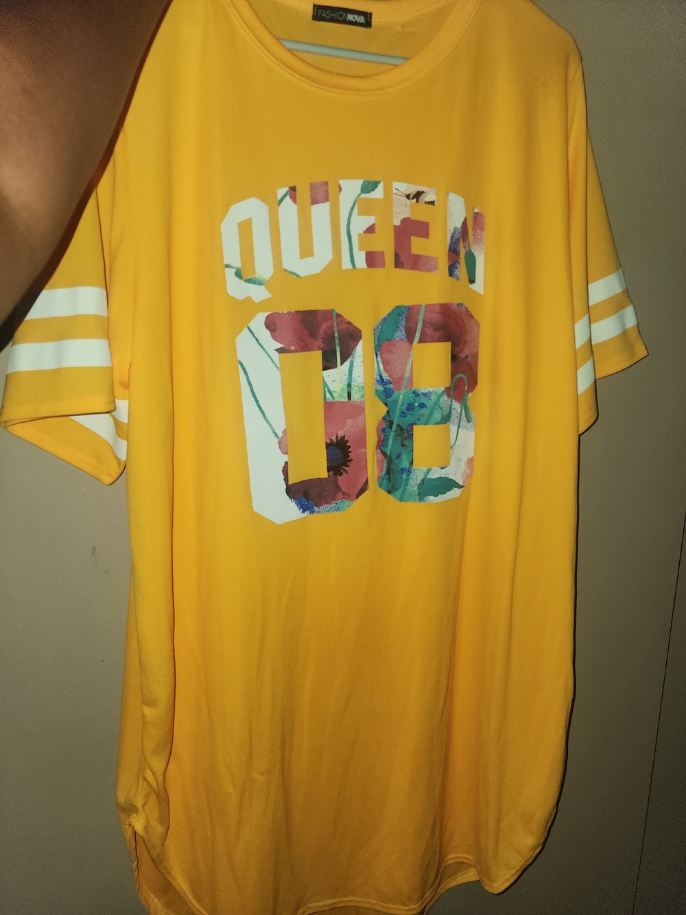 FASHION NOVA Women's Yellow 'Queen 08' Graphic Shirt